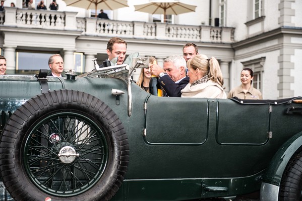 Impressionen vom Concours d'Elégance Schloss Bensberg Classics 2013 - Preisübergabe für die Kategorie "Furthest Distance Travelled to Event"- ausgezeichnet wird der Bentley Speed Six
