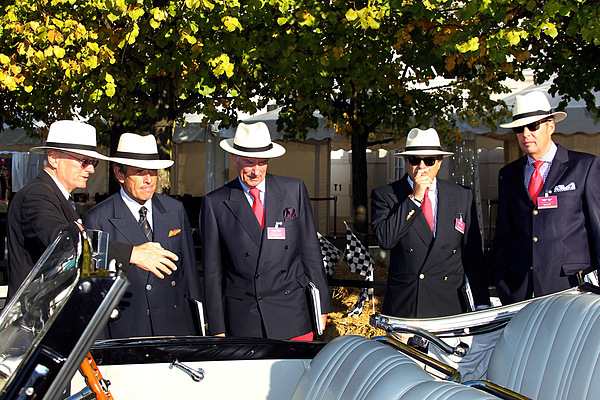 Impressionen vom Concours d'Elegance im Rahmen der Schloss Bensberg Classics 2012 - die Jury begutachtet eines der Fahrzeuge