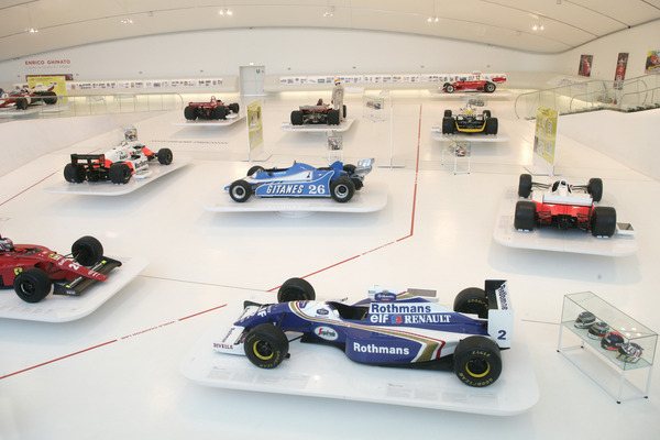 Bild Impressionen vom Ferrari-Museum "Museo Casa Enzo Ferrari" - Formel-+-Fahrzeuge aus mehreren Jahrzehnten