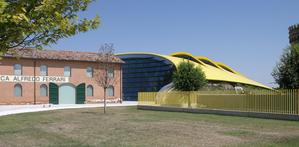 Impressionen vom Ferrari-Museum "Museo Casa Enzo Ferrari" - architektonische Gegensätze