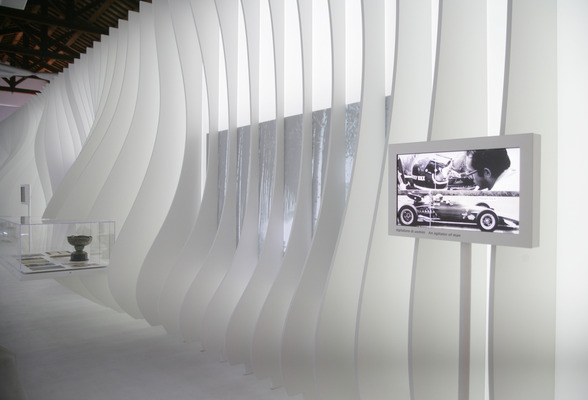 Impressionen vom Ferrari-Museum "Museo Casa Enzo Ferrari" - auf Bildschirmen wird in die Vergangenheit geschaut