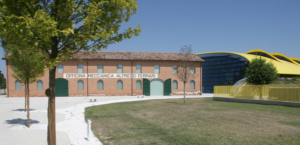 Impressionen vom Ferrari-Museum "Museo Casa Enzo Ferrari" - das Geburtshaus und die moderne Museumshalle