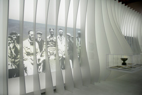 Impressionen vom Ferrari-Museum "Museo Casa Enzo Ferrari" - eine moderne Architektur lässt sich Exponate in besonderem Licht erscheinen Impressionen vom Ferrari-Museum "Museo Casa Enzo Ferrari" - eine moderne Architektur lässt sich Exponate in besonderem Licht erscheinen