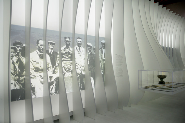 Impressionen vom Ferrari-Museum "Museo Casa Enzo Ferrari" - eine moderne Architektur lässt sich Exponate in besonderem Licht erscheinen