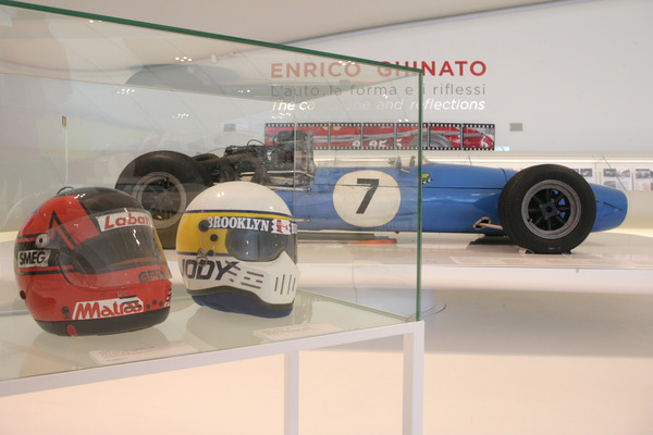 Impressionen vom Ferrari-Museum "Museo Casa Enzo Ferrari" - nicht nur Fahrzeuge, auch Fahrerausstattungen werden gezeigt