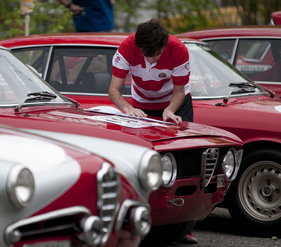 Impressionen vom GP Mutschellen 2012 - die Startnummer wird sorgfältig aufgeklebt Impressionen vom GP Mutschellen 2012 - die Startnummer wird sorgfältig aufgeklebt