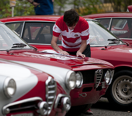 Impressionen vom GP Mutschellen 2012 - die Startnummer wird sorgfältig aufgeklebt