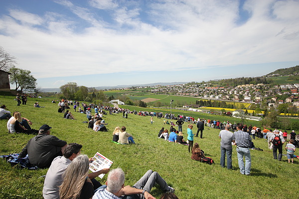 Impressionen vom GP Mutschellen 2012 - die Zuschauer hatten auf den oberen Wiesen eine gute Übersicht und konnten einen weiten Teil der Strecke mitverfolgen