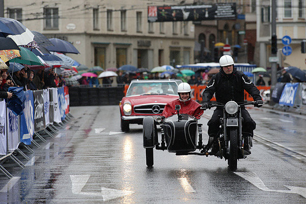 Impressionen vom Gaisbergrennen 2013 - Im Motorrad mit Seitwagen als Vorfahrer beim Stadt-Grand-Prix in Salzburg am Donnerstag