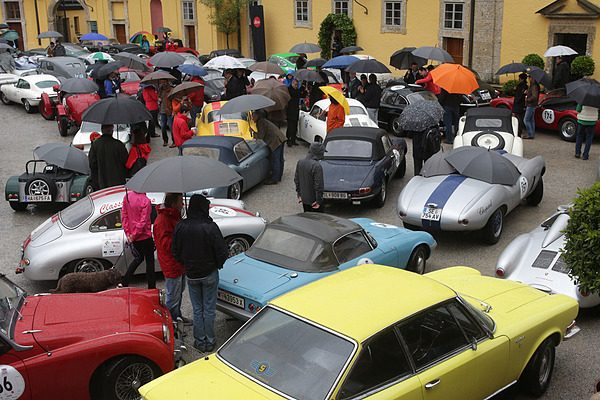 Impressionen vom Gaisbergrennen 2013 - Schirme dominierten das Bild bei der Wagenabnahme in Schloss Hellbrunn