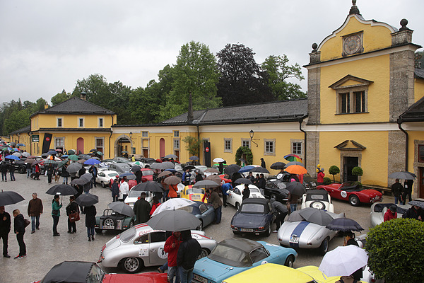Impressionen vom Gaisbergrennen 2013 - bereits die Besammlung und Wagenabnahme in Schloss Hellbrunn ist eine feuchte Angelegenheit