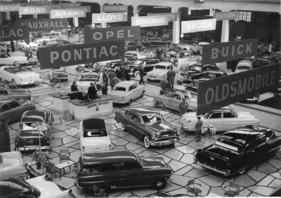 Impressionen vom Genfer Automobilsalon 1954 - Gesamtübersicht Salon Genf - Blick in die Personenwagenhalle