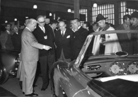 Impressionen vom Genfer Automobilsalon 1954 - Pinin Farina im Gespräch mit Bundespräsident Rubattel, daneben der Genfer Staatsrat Louis Casaï und Salonpräsident Perrot