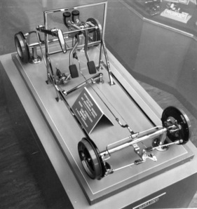 Impressionen vom Genfer Automobilsalon 1954 - hydraulische Girling-Bremsen mit hängendem Pedal