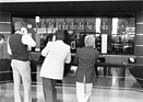 Impressionen vom Genfer Automobilsalon 1983 - die zunehmende Elektronik schafft Erklärungsbedarf