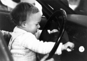 Impressionen vom Genfer Automobilsalon 1983 - ein wirklich junger Bewunderer