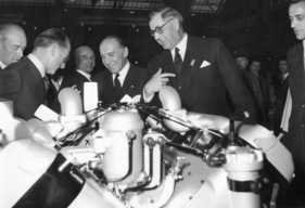 Impressionen vom Genfer Autosalon 1952 - Bundespräsident Dr. Kobelt beim Rundgang durch den Autosalon