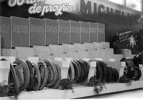 Impressionen vom Genfer Autosalon 1952 - Michelins Ahnengalerie - vom Lederreifen bis zum modernen Autopneu
