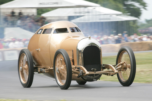 Impressionen vom Goodwood Festival of Speed 2013 - Stromliniengefährt auf der Talfahrt