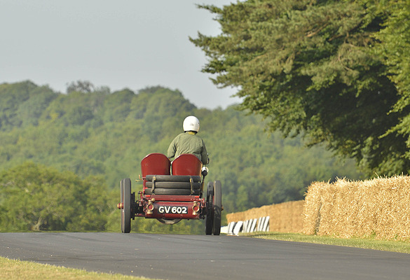 Impressionen vom Goodwood Festival of Speed 2013 - Vorkriegsrenner auf dem Weg zum Ziel