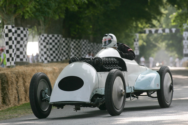 Impressionen vom Goodwood Festival of Speed 2013 - auch kurios aussehende Gefährte nahmen den Schlosshügel unter die Räder
