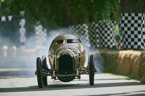 Impressionen vom Goodwood Festival of Speed 2013 - nicht ohne Aufhebens fährt dieses Gefährt den Hügel hoch