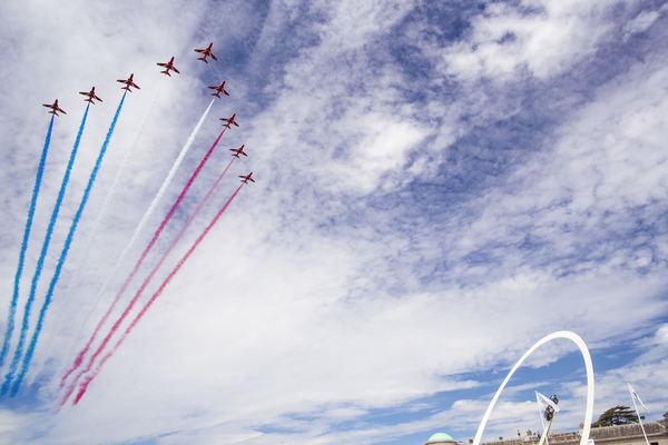 Bild: Impressionen vom Goodwood Festival of Speed 2019 - Kunstflieger in Formation