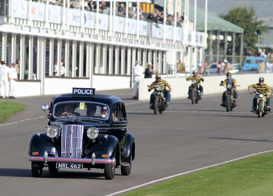 Impressionen vom Goodwood Revival 2013 - Polizeiauto auf der Rennstrecke