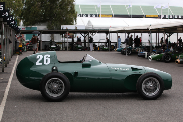 Impressionen vom Goodwood Revival 2013 - geparkter Vanvall