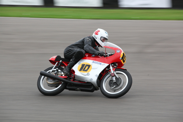Impressionen vom Goodwood Revival 2013 - spannendes Rennen um die Barry Sheene Memorial Trophy - die siegreiche MV Agusta