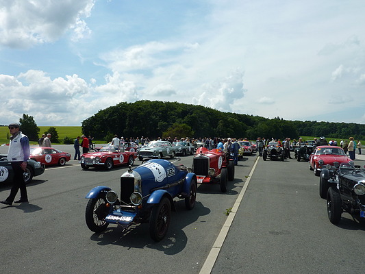 Impressionen vom Grandprix Rudolf Caracciola 2013 - Fahrzeugfeld beim Warten auf die nächste Sonderprüfung