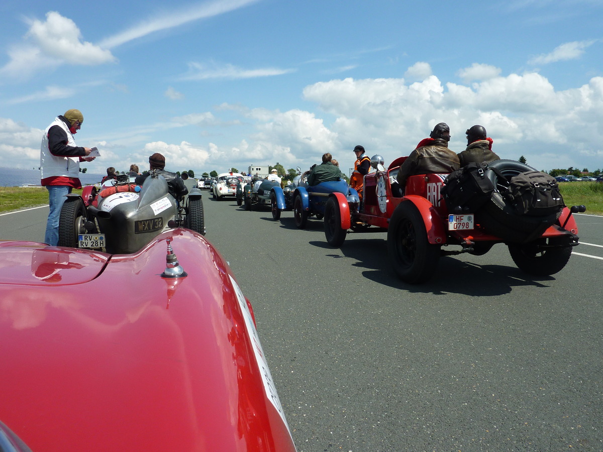Impressionen vom Grandprix Rudolf Caracciola 2013 - Startprozedere bei der Sonderprüfung Schleizer Dreieck