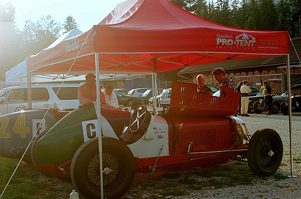 Impressionen vom Gurnigel Bergrennen 2012 - Benzingespräch zwischen den Rennwagen am Gurnigel