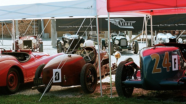 Impressionen vom Gurnigel Bergrennen 2012 - Fahrerlager am Gurnigel, hinten Alfa Romeo 6C, Alvis 25, Lagonda Rapier, Riley 15/6, Jaguar XK 120, Bugatti 37A, Graham 8 Lucenti Special