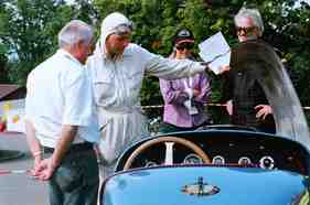 Impressionen vom Gurnigel Bergrennen 2012 - Les Experts - Paul Gutjahr, der Formel 1-Komissar der FIA und seine Gemahlin interessieren sich für den Indianapolis Graham 8 Lucenti Special Impressionen vom Gurnigel Bergrennen 2012 - Les Experts - Paul Gutjahr, der Formel 1-Komissar der FIA und seine Gemahlin interessieren sich für den Indianapolis Graham 8 Lucenti Special