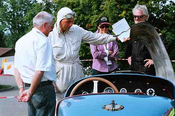 Impressionen vom Gurnigel Bergrennen 2012 - Les Experts - Paul Gutjahr, der Formel 1-Komissar der FIA und seine Gemahlin interessieren sich für den Indianapolis Graham 8 Lucenti Special