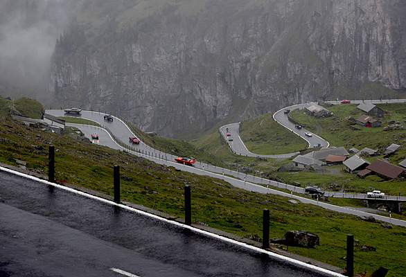 Impressionen vom Klausenrennen Prolog 2012 - Die Oldtimer winden sich den Berg hinauf