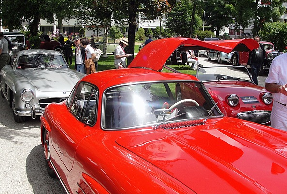 Bild: Impressionen vom O iO - Auch teure Oldtimer nehmen am OiO (hier in Engelberg) teil, z.B. Mercedes-Benz 300 SL