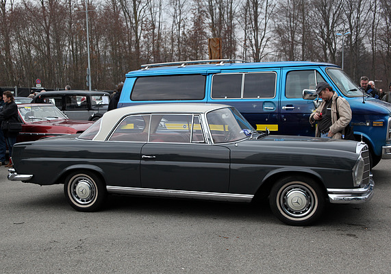 Impressionen vom OTM Fribourg 2013 - ein schönes Mercedes-Coupé wartet auf einen Käufer