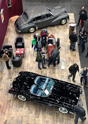 Bild: Impressionen vom OTM Fribourg 2013 - obwohl der kleine Austin Seven Monoposto neben den beiden anderen Autos kaum zu sehen ist, wird er trotzdem kräftig bewundert