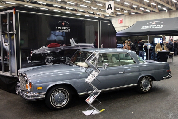 Bild: Impressionen vom Oldtimer- und Teilemarkt Fribourg 2014 - Auf Hochglanz gebrachtes Mercedes Benz Coupé auf dem Stand von Swissvax