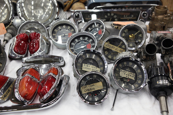 Impressionen vom Oldtimer- und Teilemarkt Fribourg 2014 - Bei den Teilehändlern - Armaturen und Rücklichter verschiedener Automarken
