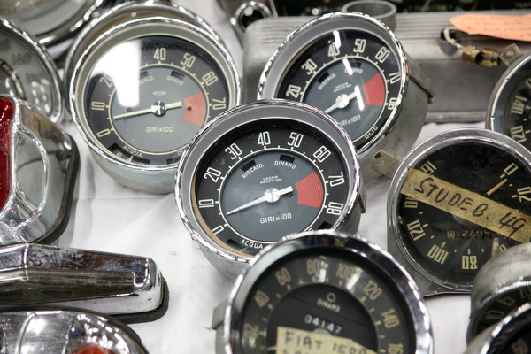 Impressionen vom Oldtimer- und Teilemarkt Fribourg 2014 - Bei den Teilehändlern - Fiat-Drehzahlmesser und -Tachometer