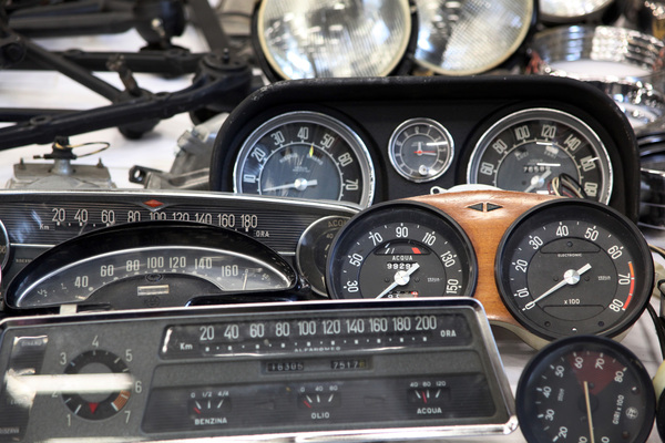 Impressionen vom Oldtimer- und Teilemarkt Fribourg 2014 - Bei den Teilehändlern - Instrumente der Vergangenheit - Breitband- und Rundtacho
