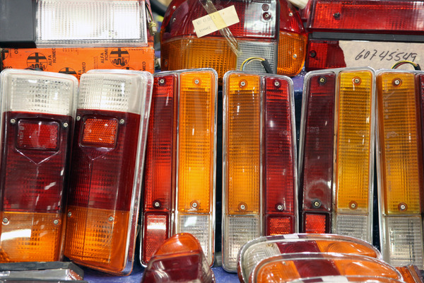 Impressionen vom Oldtimer- und Teilemarkt Fribourg 2014 - Bei den Teilehändlern - Rücklichter