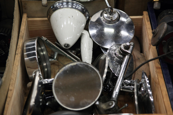 Impressionen vom Oldtimer- und Teilemarkt Fribourg 2014 - Bei den Teilehändlern - Rückspiegel