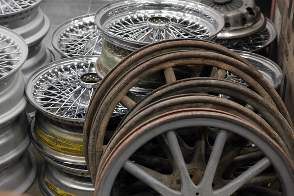 Impressionen vom Oldtimer- und Teilemarkt Fribourg 2014 - Bei den Teilehändlern - Speichenräder und Felgen