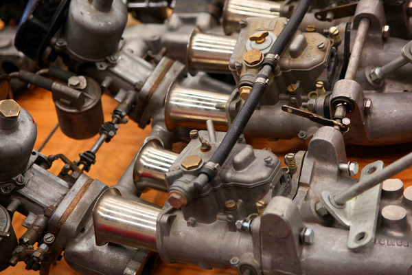 Impressionen vom Oldtimer- und Teilemarkt Fribourg 2014 - Bei den Teilehändlern - Vergaseranlagen