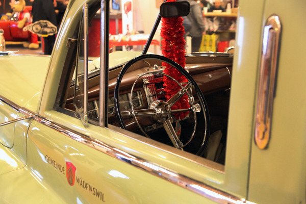 Bild: Impressionen vom Oldtimer- und Teilemarkt Fribourg 2014 - Blick in das Interieur des Chrysler-Krankenwagens