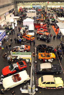 Bild: Impressionen vom Oldtimer- und Teilemarkt Fribourg 2014 - Blick in die Halle 1 - am frühen Samstag Morgen hielt sich der Anstrum vorerst noch im Rahmen